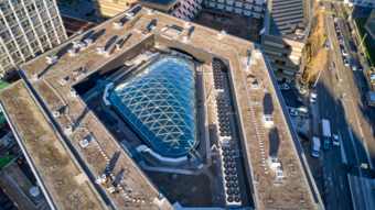 Tetto dell'edificio con lucernario a cupola e sistemi di ventilazione, ideale per l'isolamento dalle vibrazioni. Tetto dell'edificio con lucernario a cupola e sistemi di ventilazione, ideale per l'isolamento dalle vibrazioni.