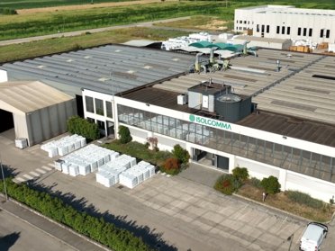 Das Familienunternehmen Isolgomma nutzt patentierte Verfahren zur Aufbereitung und emissionsfreien Fertigung am Firmensitz in der Nähe von Vicenza, Italien. Headquarter Isolgomma