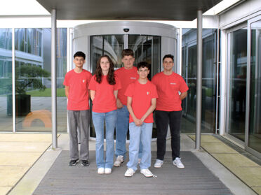 Die fünf neuen Lehrlinge von Getzner Werkstoffe starteten am 1. September in ihre Ausbildung.
v.l.n.r.: Serhat Göresli, Sanja Jurisic, Daniel Tuttner, Benjamin Bischof und Fabrice Sibeline Getzner Werkstoffe Neue Lehrlinge 2025