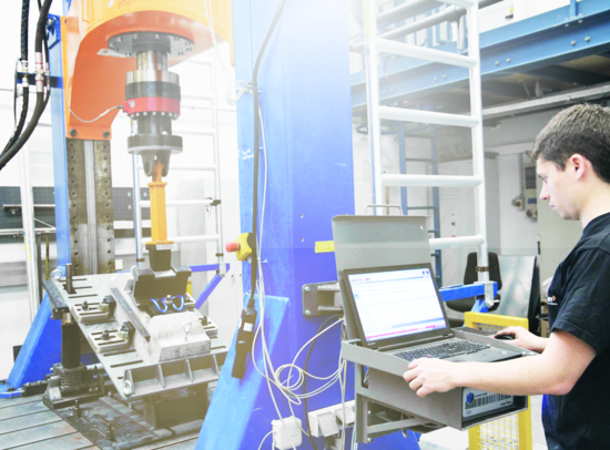 Engineer monitoring system testing/vibration analysis with a laptop in the Getzner laboratory. Engineer monitoring system testing/vibration analysis with a laptop in the Getzner laboratory.
