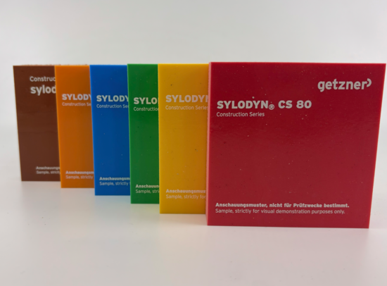 Mehrere bunte Sylodyn CS Muster in verschiedenen Farben, gestapelt und schräg in einer Reihe. Mehrere bunte Sylodyn CS Muster in verschiedenen Farben, gestapelt und schräg in einer Reihe.