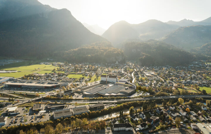 Getzner Werkstoffe wurde erstmalig von EcoVadis bewertet und konnte direkt einen Platz unter den Top 21% aller bewerteten Unternehmen erreichen. Getzner Headquarter_EcoVadis_Bild 1
