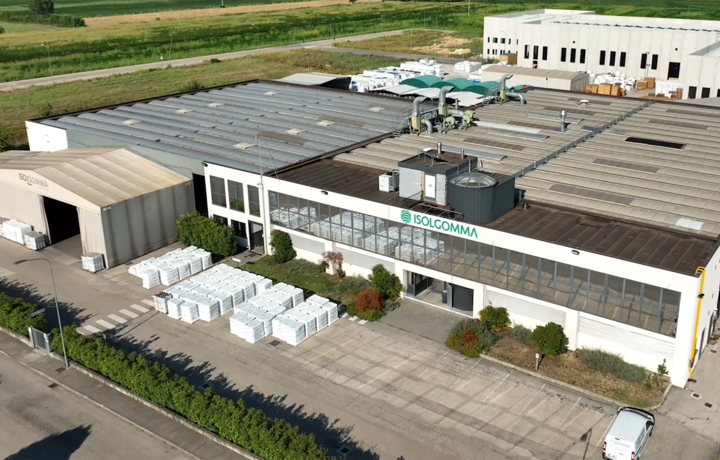 Das Familienunternehmen Isolgomma nutzt patentierte Verfahren zur Aufbereitung und emissionsfreien Fertigung am Firmensitz in der Nähe von Vicenza, Italien. Headquarter Isolgomma