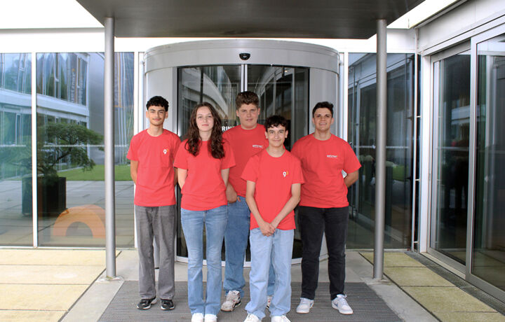 Die fünf neuen Lehrlinge von Getzner Werkstoffe starteten am 1. September in ihre Ausbildung.
v.l.n.r.: Serhat Göresli, Sanja Jurisic, Daniel Tuttner, Benjamin Bischof und Fabrice Sibeline Getzner Werkstoffe Neue Lehrlinge 2025