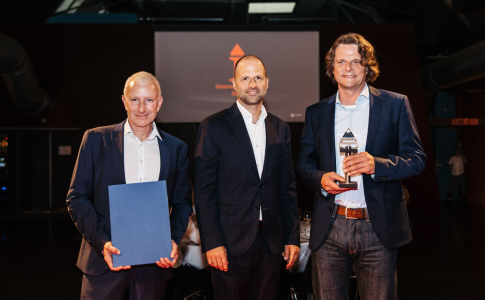 Jürgen Rainalter et Harald Loy ont accepté le prix au nom de toute l'équipe du projet. © Sams