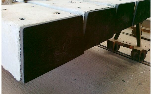 Concrete sleeper with USP including a special elastic bearing on both front ends of the sleeper for